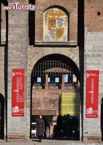 EntrataCastello Milano con Biscione