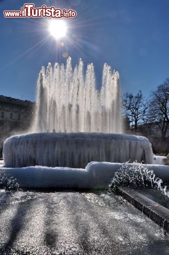 Il sole sulla fontana castello Milano