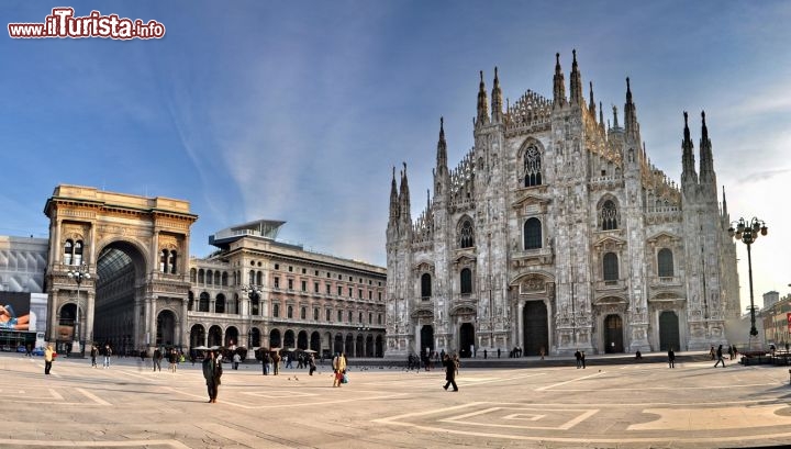 Arrivo a Milano, dall'uscita della metro linea 3, vista panoramica piazza del duomo a Milano