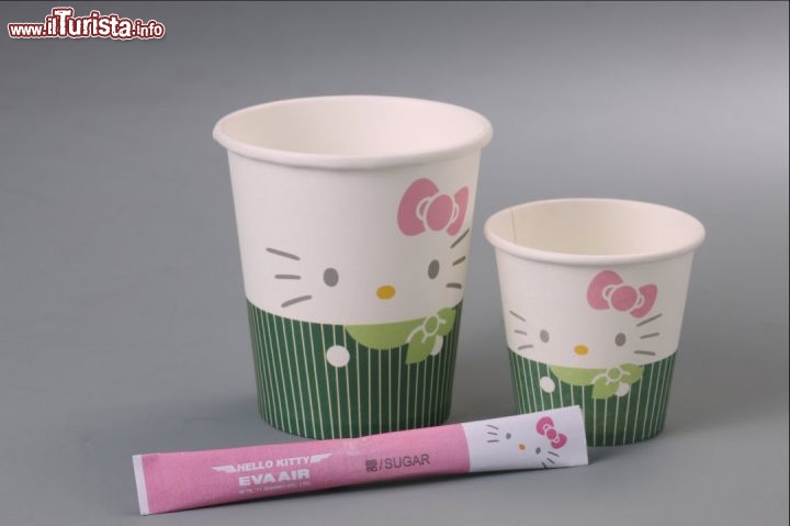 Zucchero e bicchieri in stile Hello Kitty - Foto cortesia, EVA Air - www.evaair.com