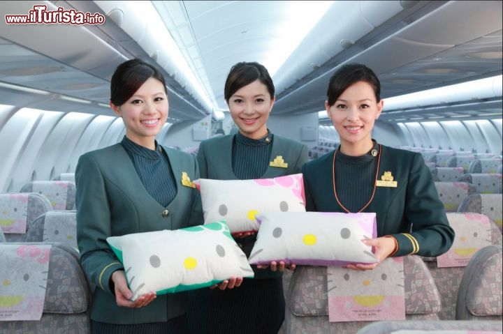 Hostess e cuscini Hello Kitty - Foto cortesia, EVA Air - www.evaair.com