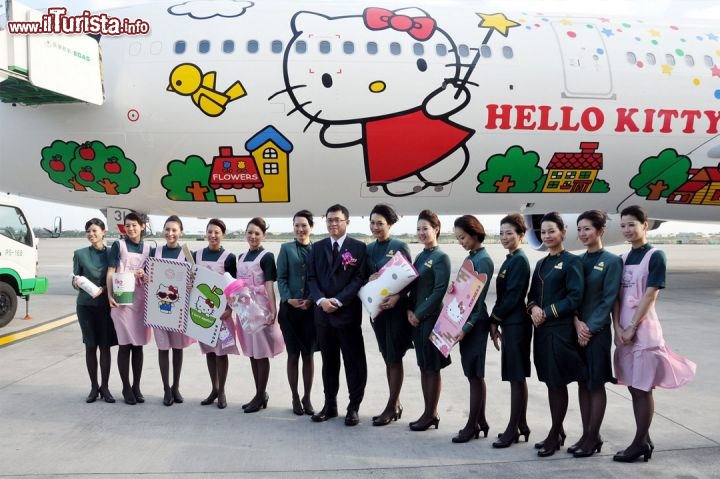 Il personale della EVA Air sul volo Hello Kitty - Foto cortesia, EVA Air - www.evaair.com