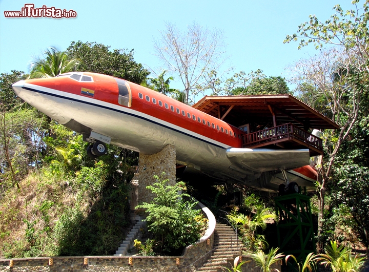 727 Hotel Costa Verde, Costa Rica - Il nome completo di questo hotel è 727 Fuselage home, e non si tratta certo di un piccolo hotel, dato che vi sono state ricavate du stanze da letto. Prima di giungere in America Centrale, l'aereo aveva compiuto il suo dovere in Sudafrica e in Colombia. Oggi è una delle suite più esclusive della Colombia, e l'aggiunta di una bella veranda in legno ha dato valore aggiunto all'installazione. Trovarsi qui da delle emozioni alla "lost", con quella sottile sensazione di essere dei sopravvissuti da un disastro aereo... Sito www.costaverde.com/727.html