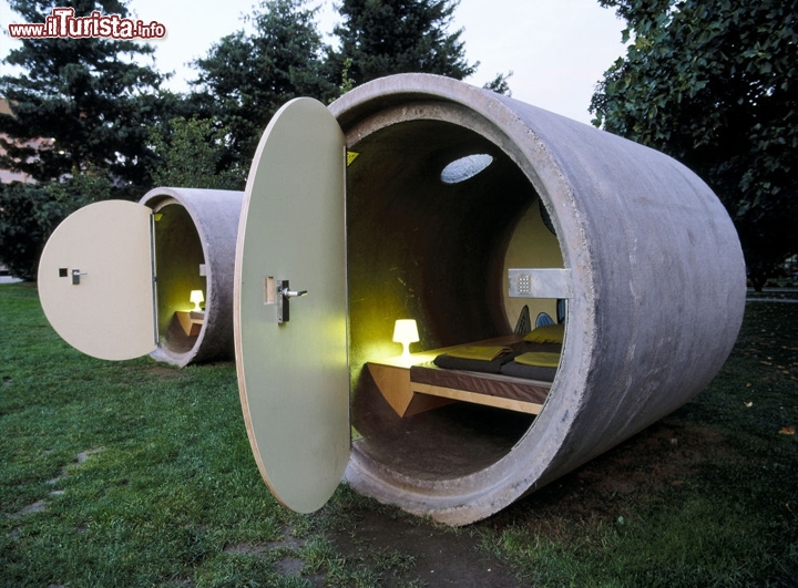 Dasparkhotel, l'hotel tubo in Austria e Germania - Questi particolari hotel, con le stanze ricavate da tubazioni in cemento, si trovano al momento in due località: a Ottensheim in Austria e a Bernepark nel cuore della Ruhr, viscino ad Essen in Germania. Grazie alla forma cilindrica, le ridotte dimensioni (2,4 metri di diametro e 2,7 metri di lunghezza) non danno un senso di costrizione, e comunque una piccola finestra e presente. Sito  dasparkhotel.net/
