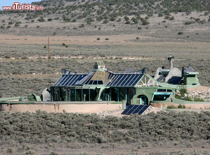 Hotel Earthship Phoenix New Mexico - Siete amanti della natura? Vorreste un mondo totalmente eco-sostenibile ad emissioni zero? Allora non potrete che scegliere questo curioso hotel che prende il nome di "astronave Terra". Fortunatamente l'ecologia non sempre va a braccetto con il lusso e qui per la struttura base il prezzo per notte è intorno ai 120 dollari, poco meno di 100 euro. Sito www.earthship.com