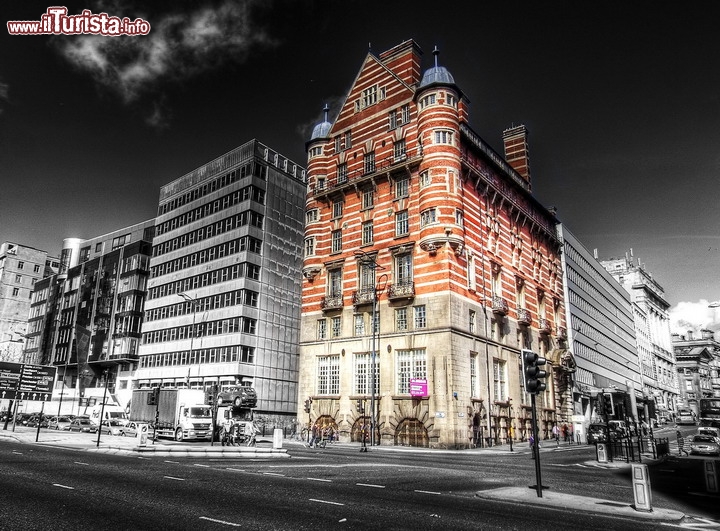 Hotel 30 James Street, Home of the Titanic, Liverpool - In questo hotel in centro a Liverpool si respirano tutte le atmosfere di fine 19° secolo: l'edificio era infatti la sede della compagnia White Star Line's, quella che costruì il Titanic, tragicamente affondato nell'aprile del 1912, dopo l'urto con un iceberg. L'edificio era abbandonato da una decina di anni, ma è stato acquistato e restaurato dalla immobiliare Signature Living, che ha pensato di creare all'interno dell'edificio tutte le atmosfere di quel celebre, anche se tragico, unico viaggio della nave. L'hotel ha 65 camere, disposte su 11 piani complessivi, con una capacità ricettiva per 310 ospiti. In questa pagina viene spiegato il motivo della scelta: www.signatureliving.co.uk/titanic/raising-titanic/