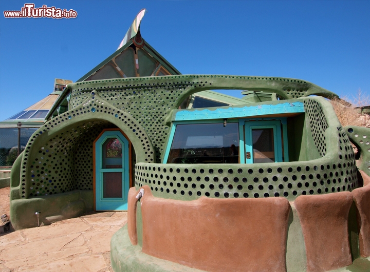 Hotel Earthship Phoenix New Mexico - realizzato interamente con materiale riciclato e completamente autosufficente, chi alloggia qui ha almeno la consolazione di non gravare sul nostro pianeta, in termini di spreco delle sue risorse. Anche la collocazione nell'ambiente desertico dell'Arizona aiuta a dare una idea di essenzialità alla struttura - Sito www.earthship.com