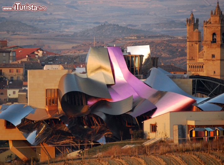 Hotel Marques de Riscal, Elciego, Spagna - Disegnato da Frank O. Gehry, un eclettico architetto d'oltre oceano, famoso ad esempio anche per la Dancing House di Praga, questo hotel particolare si trova nella regione vinicola della Roja, ed oltre ad un design particolare offre una gastronomia di prima qualità. Sito www.hotel-marquesderiscal.com/