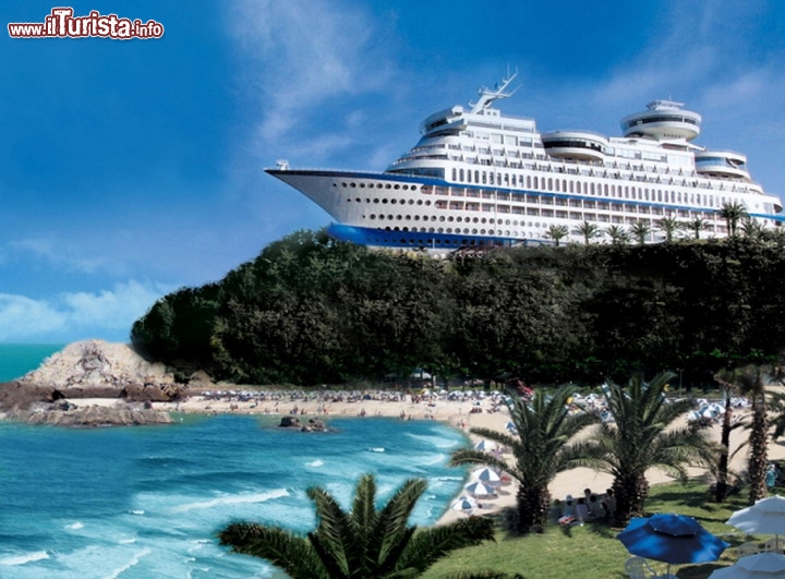 Hotel Sun Cruise a Jeongdongjin, in Korea - Sognate una crociera, ma soffrite di mal di mare? La soluzione per voi potrebbe essere quella offerta dal Sun Cruise Hotel, che si trova nella località costiera del nord-est della Korea, vicino alla spiaggia di Jeongdongjin, a sud di Gangneung. Sicuramente una struttura di impatto ed enorme, dato che qui sono state ricavate ben 211 stanze! L'hotel possiede una lunghezza comparabile a quella di una piccola nave da crociera, con una lunghezza di 165 metri ed una altezza complessiva di 45 metri. All'interno dell'Hotel sono preseni ben 6 ristoranti! Qui trovate il sito ufficiale: english.esuncruise.com/