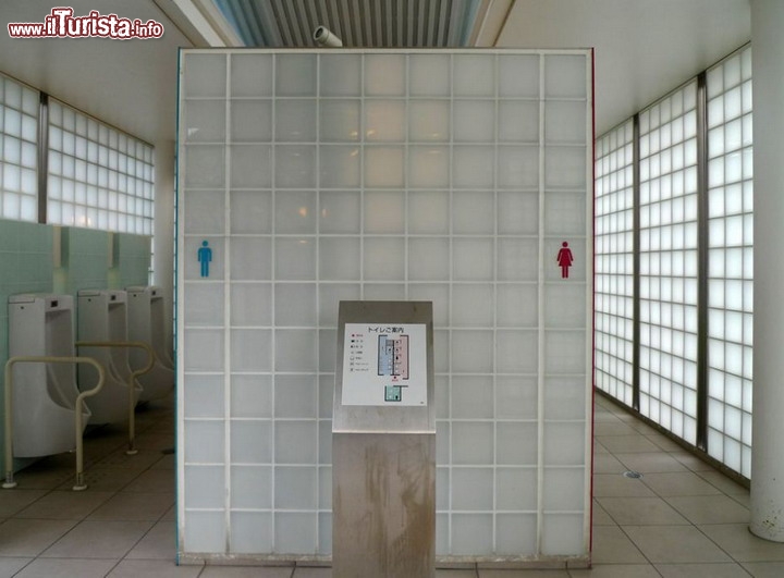 Hotel Nakanoshima Osaka, le toilettes originali - Il parco di Nakanoshima continua ad offrire i suoi servizi pubblici come prima: l'hotel è stato ricavato sacrificando 22 metri quadrati delle Toilettes originarie. Chi non si può permettere l'hotel, o lo trova occupato. dato che c'è una lunghissima lista d'attesa, può sempre usufruire dei servizi pubblici, e contribuire a suo modo, nel creare un clima davvero originale, agli ospiti della stanza!
Cortesia foto: cdn.theatlanticcities.com