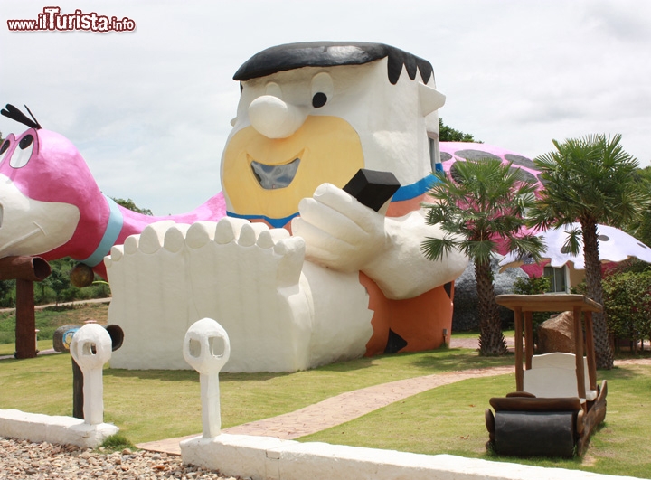 Albergo dei Flintstones Suan Peung Resort Thailandia - Nel caldo del Siam ecco un hotel che farà la gioia dei bambini. Nell'immagine vedere Il fronte della casa di Fred Fintstone, ma è tutta la cittadina di Bedrock che è stata riprodotta in questo simpatico resort. Altre immagini e maggiori informazioni:  http://bit.ly/GW9TnK