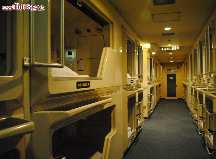 Japans capsule hotel loculo Giappone - Se non avete problemi di claustrofobia, un hotel capsula è la soluzione giusta per chi vuole visitare Tokyo senza spendere una follia. Cero questo hotel a cuccetta difficilmente potrebbe trovare clienti in Italia, ma nello strano mondo giapponese, questo tipo di sistemazione appare queasi una situazione "normale". Il corridoio dell'albergo comunque sembra più una lavanderia a gettoni che un hotel, con le stanze al posto delle lavatrici. 