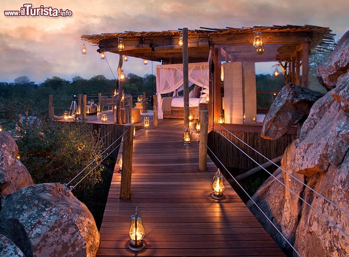 Lion Sands Sud Africa, Kingstone treehouse - Questo alloggio tra le rocce, e con vista panoramica sulla savana, è degno del film il Re Leone, e certo i grandi felini non mancano tra le specie che abitano la Lion Sands Game Reserve, come recita lo stesso nome in inglese. Se la posizione remota vi inquieta, non preoccupatevi: avete un contatto radio con i rangers 24 ore al giorno, per qualsiasi evenienza, e il Lodge è a soli 5 minuti di camminata. Qui siete veramente a contatto con la natura, e non avrete tentazioni come TV e wifi, assente nel bush. Volendo èsono possibili delle sedute di massaggi, mentre contemplate un magico tramonto d'Africa. Anche per questa soluzione i prezzi partano da 200 euro per persona, per notte - Maggiori informazioni:  www.lionsands.com/kingstontree.asp