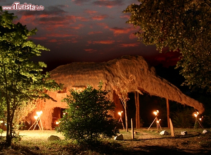 Kumbuk River Resort (Sri Lanka), l'eco-hotel a forma di elefante - Si sa, in Sri Lanka gli elefanti sono animali molto amati, sia per la loro utilità che per motivi religiosi. Nulla di meglio quindi di pernottare in un hotel a forma di elefante! Lo trovate vicino a Buttala, nella parte sud-orientale dell'isola. Si tratta comunque di un resort esclusivo e piuttosto costoso ovviamente per gli standard dello Sri Lanka. Quella che viene chaiamta  Elephant villa è composta da due grandi camere da letto con ampio salone (piano superiore) e soggiorno / sala da pranzo al piano terra, e prevede una zona con piscina. E' dotato si un ampio e spazioso bagno con toilette separata. Può ospitare fino a 6-8 persone.  
Sito www.kumbukriver.com