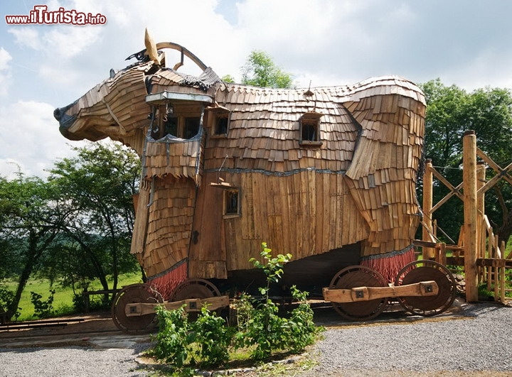 La Balade Des Gnomes, Belgio - Avete mai dormito dentro ad un Cavallo di Troia? Bene avete una occasione se prenotate questo simpatico hotel di charme, costruito nei pressi della località di Durbuy in Belgio, che è una piccola cittadina della Vallonia, a sud di Liegi, con strade lastricate del 17° secolo e bei negozi. E' considerata come la città più piccola del mondo! L'idea di questa particolare struttura si deve al geniale architetto Noel (che volesse in realtà costruire un arca?), che ha provveduto di persona alla sua costruzione, e che ora ne cura direttamente la gestione. Questo insolito albergo conta in realtà di ben 10 camere, di cui il cavallo ne rappresenta la suite esterna, tutte diverse tra loro e ciascuna in grado di catturare l'immaginazione dei clienti. Non a caso il motto dell'hotel è "Tutto ciò che puoi immaginare, è vero". E' un albergo raccomandato a tutti gli amanti del genere "Fantasy"! Questa suite costa 230 euro per due persone, colazione compresa. Trovate qui il sito ufficiale: www.labaladedesgnomes.be/