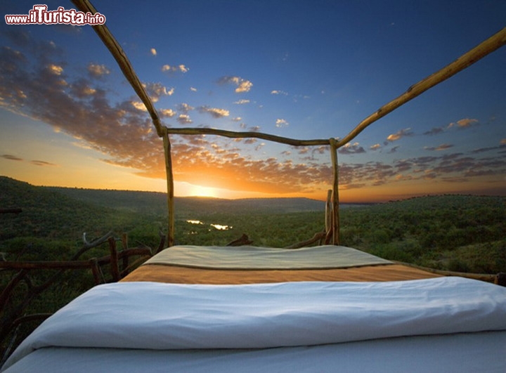 Loisaba, Kenya ovvero dormire sotto le stelle - Situato su di un altopiano  a circa 1700 metri di altitudine, ad est della Rift Valley, all'altezza  del Lake Bogoria, il Loisaba Bush Camp & Cottage è il luogo ideale per vivere una vacanza full immersion con la natura. Uno dei fiori all'occhiello di questo campeggio di lusso sono le Kiboko e Koija Starbeds, delle "camere" ricavate su delle palafitte in legno, sospese sulla boscaglia della savana, e che hanno la possibilità di dormire sulla terrazza, godendo della vista meravigliosa del cielo del Kenya. Albe e tramonti da qui sono degni del vero mal d'Africa, e inoltre potrete godere di cieli stellati indimenticabili, sia per l'assenza di inquinamento luminoso, che per il fatto  di essere a pochi primi dall'equatore, e quindi in teoria da qui sono visibili tutte le 88 costellazioni del cielo! Maggiori informazioni: www.loisaba.com