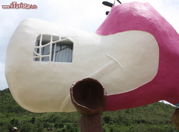 Esterno di una stanza del Flintstones Suan Peung Resort Thailandia - Le stanze hanno prezzi che variano da un minimo di 85 euro circa, per la casa in pietra, fino ad un massimo per la casa di Dino che viene rilasciata al costo di 300 euro per notte, da suddividere tra le 6 persone che la suite può accogliere. Ecco un particolare della stanza ricavata nella testa del dinosauro Dino.
Altre immagini e maggiori informazioni:  http://bit.ly/GW9TnK