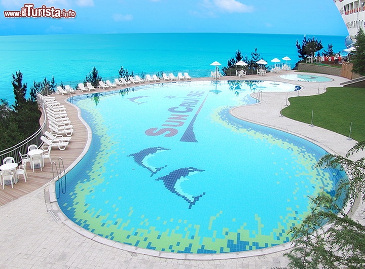 La piscina dell'albergo a forma di nave da crociera, Corea del Sud - Anche se il mare di Jeongdongjin non è niente male, spesso sono presenti onde, e allora il resort si è dotato di una grande piscina con acqua di mare! E' presente anche un vasto parco, che include un giardino ben curato. chiamato Sunrise Garden, un osservatorio in vetro (Glass Observatory) e una piattaforma d'osservazione, con splendido panorama sulla costa e l'interno. Il Sun Cruise Hotel è infatti ben conosciuto per essere uno dei luoghi più indicati, nella Corea del Sud, per osservare albe e tramonti! Qui trovate il sito ufficiale: english.esuncruise.com/