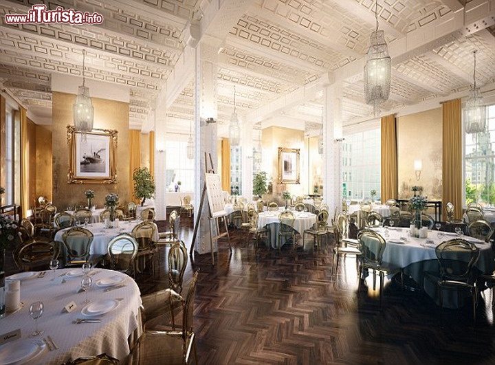 Sala da pranzo in stile Titanic, Hotel 30 James Street,  Liverpool - La grande sala del ristorante dell'albergo, ricavato all'interno dell'edificio della White Star Line's (la compagnia del Titanic) è una riproduzione del ristorante del Titanic. Sono state utilizzate delle fotografie storiche del transatlantico per ricreare i decori e gli arredamenti il più possibile simili a quelli della nave affondata, che ricordiamo era stata ironicamente considerata come l'inaffondabile. Cenare in questo luogo vi farà vivere le emozioni della Belle Epoque, e senza rischi di improvvisi naufragi. Anche le stanze e le suite dell'albergo sono state nominate come i personaggi della storia Titanic, come Benjamin Guggenheim, Charles Lightoller e Wallace Hartley. Dei codici QR, dentro l'albergo, forniranno informazioni sulla storia del Titanic  - www.signatureliving.co.uk/titanic/