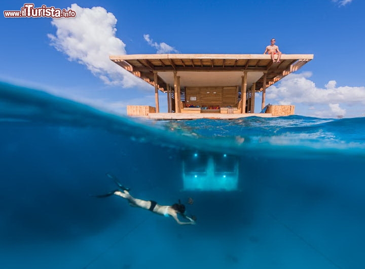 Underwater Room la Suite sommersa del Manta Resort, Zanzibar - in questa immagine si capisce molto bene la struttura della Manta Boathouse, con i vari ambienti di questo hotel galleggiante: in alto troviamo la piattaforma che comprende una zona relax, ideale per chi vuole godere del sole della Tanzania di giorno, oppure ammirare lo straordinario cielo notturno di Pemba, mentre si è cullati dallo sciabordio delle onde. Il piano intermedio dispone di una area soggiorno completa di bagno, e da qui potete partire per delle splendide battute di snorkeling o compiere qualche immersione subacqua. Poi c'è il modulo sottomarino, la cosiddetta "Underwater Room" dove si trova il letto matrimoniale, con ampie finestre che consentono di ammirare la vita marina della laguna - Sito ufficiale The Manta Resort