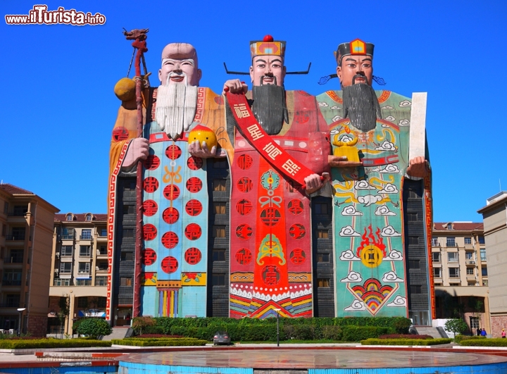 Tianzi Hotel Cina - Costruito a Yanjiao, nella Provincia di Hebei (nord-est Cina) nel 2001, questo hotel di 10 piani detiene il record  di essere l'edifico ad immagine più grande del mondo, e per questo motivo è entrato a fare parte del Guinness dei Primati. Alta 42 metri la sua facciata riproduce tre divinità cinesi, a sinistra nella foto la longevità, seguita dalla fortuna e a destra dalla felicità. 