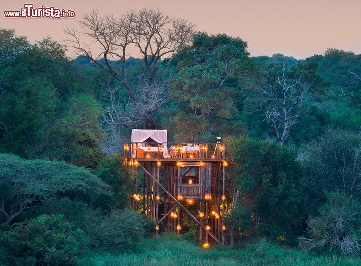 Tinyeleti treehouse lusso nella natura del Sudafrica - Anche qui il cielo è protagonista, come rivela lo stesso nome locale Tinyeleti "Tante Stelle". Da questo alloggio si ha una splendia vista del Sable River, un collettore di animali selvatici che vertono la propria vita attorno alle acque di questo fiume. Possiede una terrazza panoramica di 50 metri quadri e si può dormire in 4 persone. Le cene al tramonto sono indimenticabili, anche perchè a quell'ora gli animali convergono al fiume, per dissetarsi. Non c'è elettricità disponibile, ma potrete scandagliare di notte la savana con una torcia, cercando di riconoscere gli animali in azione in quel momento! Prezzo a partire di 200 euro a testa per singolo pernottamento  - Maggiori informazioni: www.lionsands.com/tinyeletitree.asp