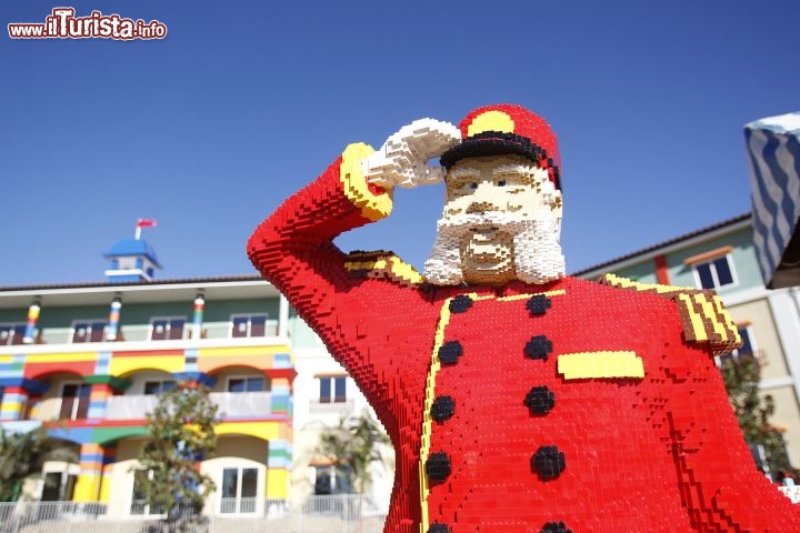 Ingresso al Legoland Hotel in California - Si trova nella cittadina di Carlsbad, in vicinanza del famoso parco giochi. Non temete però! L'hotel è costruito in solida muratura, e non con i famosi mattoncini colorati di plastica. In realtà ci sono anche loro, ed in totale sono circa 3 milioni, utilizzati per realizzare ben 3.400 sculture che fanno parte degli arredi interni, o come vediamo in foto anche dell'esterno del Legoland Hotel. Da notare anche il muro che si trova dietro il banco della reception: è interamente realizzato con le celebri Lego Minifigures! Sicuramente una hotel che sarà amato da tutti i bambini ed i genitori che alla Peter Pan si rifiutano di crescere! - Sito ufficiale: california.legoland.com/