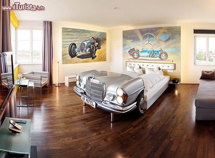 V8 Hotel; la Tower Suite Ebene a tema Mercedes - L'hotel a 4 stelle si trova all'interno di Motorlword Stuttgart, che da la possibilità di vivere ai visitatori una esperienza a 360° nel mondo dell'automobile. Il parco è gratuito, e visitatabile tutti i giorni, i feriali dalle 8 alle 20, mentre la domenica l'apertura è alle ore 10 del mattino. Le camere base si pagano cifre comprese tra i 135 e 155 euro, quelle  a tema hanno un costo a partire da € 175 per notte (come ad esempio la stanza con Herbie), ma la Tower Suite che vedete nell'immagine  è il pezzo forte dell'hotel e si acquista al prezzo di 455 euro per notte. In totale conta di 90 metri quadri di superficie, si sviluppa su tre piani, ed include una sauna.  Sito ufficiale:www.v8hotel.de/