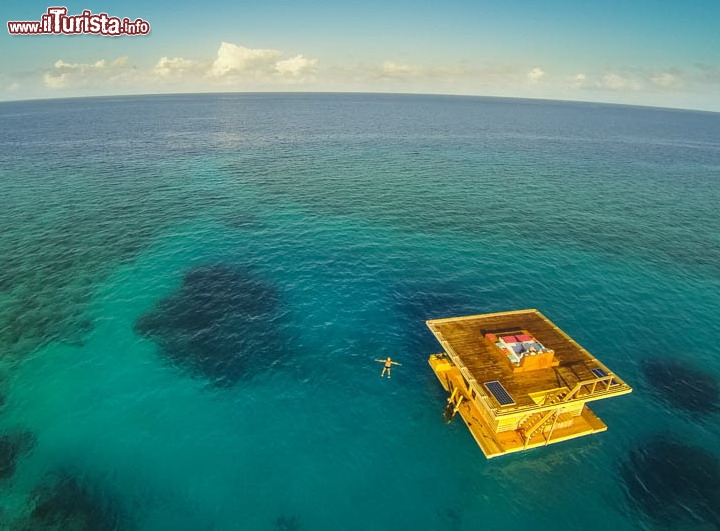 The Manta Underwater Room, a Pemba (Zanzibar) - In questa vista panoramica vediamo la recente "Manta Boathouse" del Manta Resort a Zanzibar, più precisamente sull'Isola di Pemba, uno dei paradisi per gli appassionati di immersioni, della Tanzania. Si tratta della 17a camera del complesso turistico, in realtà composta da tre distinti ambienti, progettati da un team di ingegneri svedesi: una terrazza - solarium, con letto matrimoniale, dove godersi i tramonti al massimo comfort possibile e da dove compiere divertenti tuffi in acqua, un piano intermedio a livello del mare, dove trascorrere le giornate più assolate, e la fantastica camera da letto sommersa, dove ammirare la ricca fauna ittica del mare di Pemba - Sito ufficiale The Manta Resort