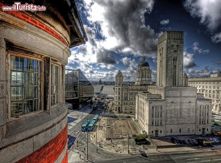 Vista dal bar Carpathia dentro il Titanic Hotel di Liverpool - L'hotel da anche un tributo al film Titanic del 1997, che venne diretto da James Cameron: due stanze sono state chiamte con i nomi di Rose Dewitt-Bukater e di Jack Dawson, i personaggi che furono intermpretati da Kate Winslet e Leonardo di Caprio. Nella foto vedete il bel panorama di Liverpool che si gode dalla terrazza del  Bar Carpathia, chiamato così per quello è il nome della nave che soccorse i naufraghi del Titanic, ed ora accoglierà i naufraghi della sera, per un ultimo drink prima di coricarsi nelle stanze dell'Hotel 30 James Street, che ricordiamo è stato ricavato nello storico palazzo della White Star Line's (la compagnia del Titanic). I costi delle stanze variano da un minimo di 99 ad un massimo di 350 sterline. Maggiori informazioni sul sito ufficiale 