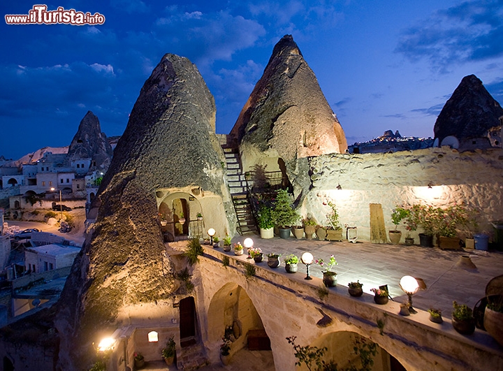 Cave hotel turchia kelebek - Dormire in una caverna ma con tutte le comodità è la sfida dell'hotel Kelebek che si trova tra i magici Camini delle Fate della Cappadocia. Siamo nel centro di Goremenon distanti dai magici luoghi di Uchisar e Cavusin. Un tempo le stanze dell'hotel erano delle semplici grotte usate dagli eremiti per le loro preghiere, oggi sono state ricavate 35 stanze dotate di tutti i comfort. Sito www.kelebekhotel.com