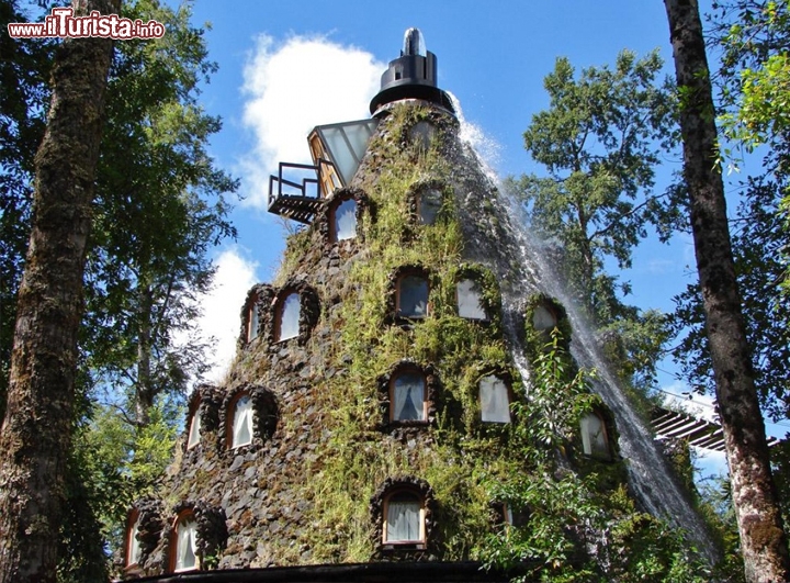 Mountain Magic Lodge, Cile -  Per celebrare l'acqua in questa zona, la riserva biologica Huilo Huilo, che è di elevata purezza, è nato il progetto di questa montagna magica. In questa originale strutura sono stati ricavate tre suites, con prezzi per camera a partire da 240 dollari americani, fino a salire a 300 dollari. Natura si ma con servizi di primo livello, con SPA, piscina jacuzzi e sauna inclusi nel prezzo. Sito www.huilohuilo.com