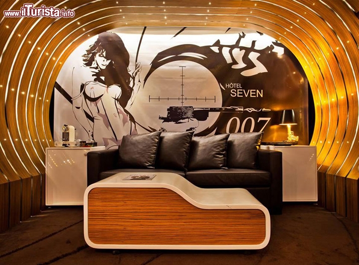 Hotel Seven a Parigi - Suite agente 007 - Questo centralissimo hotel di Parigi, a breve distanza dal Quartiere latino. offre delle camere assolutamente originali. Molto apprezzata è la Suite dedicata all'agente 007, che ricostruisce l'atmosfera unica dei film di James Bond. Alcuni la definiscono come una eleganza vintage chic, di certo una suite che non ha eguali nel panorama europeo. La toilette è dorata, una citazione del film Goldfinger, con una doccia che ha anche funzioni da Hammam, per un soggiorno a tutto benessere. Non manca un grande schermo multifunzione, da 160 cm di lunghezza. Sognare di essere l'agente 007 ha però un prezzo, la suite viene venduta a partire da 447 euro per notte. Sito ufficiale