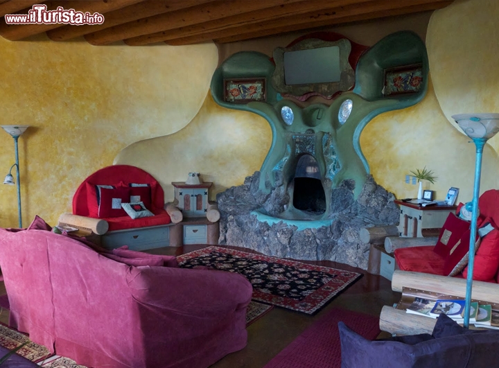 Interno Hotel Earthship Phoenix New Mexico - Gli arredamenti interni hanno un look originale, e pur nell'ottica ecosostenibile non mancano gli accessori e i comfort della vita moderna e multimediale. Sito www.earthship.com