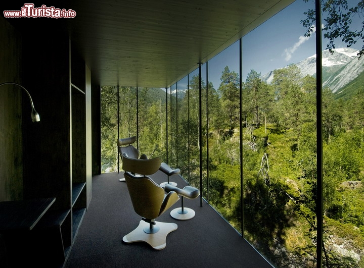 Juvet hotel a Valldal, Norvegia - La bellezza di questo albergo di charme ha ovviamente un prezzo da pagare: passare una notte in una delle camere doppie, inclusa la colazione, costa in totale circa 350 euro (1.450 corone a testa = 175 euro circa). Le notti successive costano 150 a testa, mentre se decidete la pensione completa vanno aggiunti altri 60 euro a testa. L'hotel è aperto ogni stagione dell'anno e quindi si può godere della magia dell'inverno norvegese, tra paesaggi ammantati di neve. Nelle vicinanze si può visitare anche un vecchio mulino, e una fattoria tradizionale,  ed è bello constatare come l'architettura moderna dell'hotel si sposi con lo storico paesaggio rurale norvegese.
Qui tutte le info utili:   www.juvet.com/