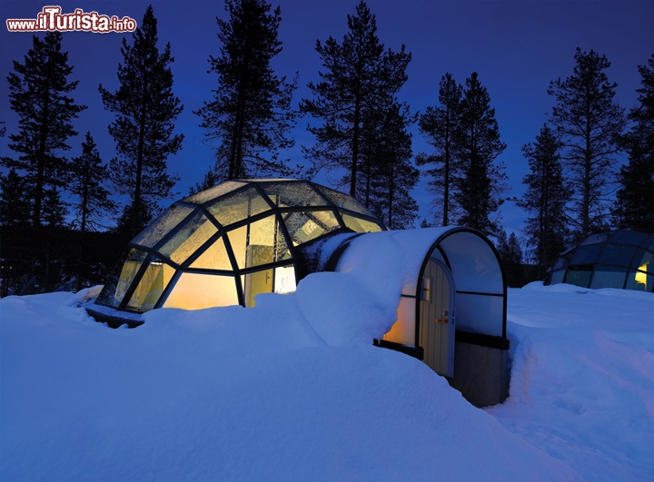 Kakslauttanen Hotel e Igloo Village, Saariselka, Finlandia - Dormire oltre il Circolo Polare Artico ha sempre il suo fascino, specialmente se lo fate qui in inverno quando è attivo anche l'Igloo village di neve, in genere da fine dicembre fino alla fine di aprile. Ci troviamo nella Lapponia Finnica, in un ambiente naturale incontaminato. Se venite in estate da maggio ad oltre metà di luglio è possibile vedere il sole di mezzanotte. Sito www.kakslauttanen.fi/it/