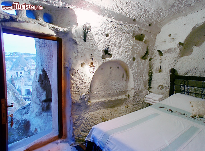 Stanza Cave hotel Turchia - I prezzi degli alloggi sono competitivi, si parte da stanze da 40 euro per notte compresa la colazione, fino ad arrivare alle più lussuose Suites Presidenziali che toccano i 180 euro per notte. Sito www.kelebekhotel.com