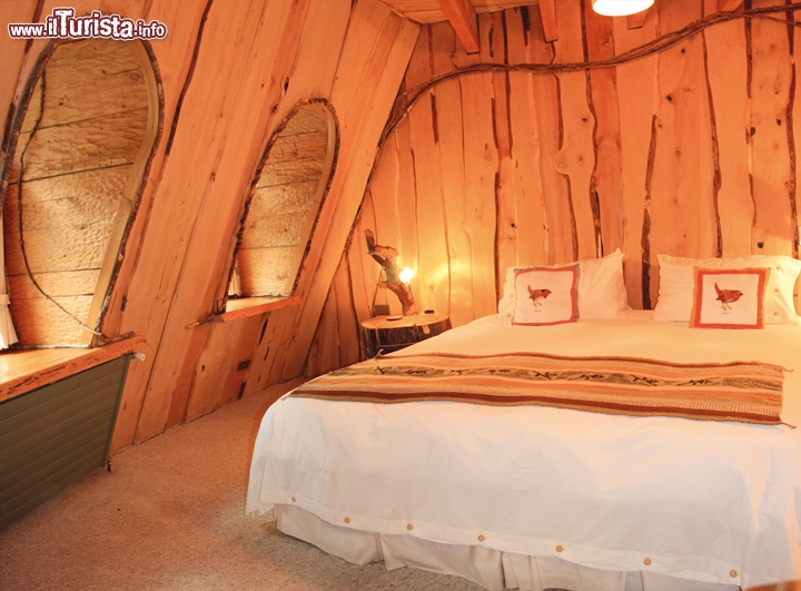 Stanza del Mountain Magic Lodge, Cile - Si tratta di una casetta costruita con materiali di qualità da artigiani del luogo delle comunità vicine di Puerto Fuy Neltume: largo uso di legno, secondo la tradizione dei piccoli villaggi di montagna della zona. Ricordiamo che il Lodge si trova a sud di Temuco, in piena Cordigliera delle Ande, ed è quindi situato in una area dal grande valore naturalistico, ideale per chi vuole fare una vacanza dinamica, alla scoperta di paesaggi unici.  
Sito www.huilohuilo.com