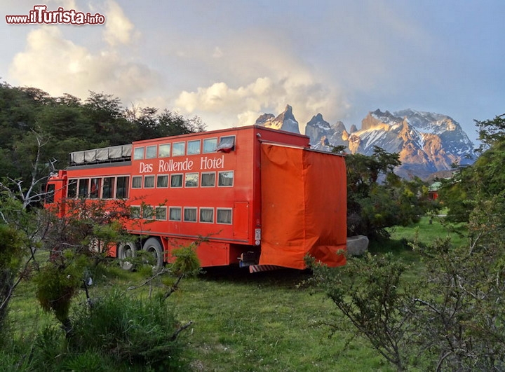 Albergo su ruote, Rotel Tours - Ebbene si, esiste anche l'albergo itinerante: con Rotel Tours, una compagnia tedesca specializzata in viaggi in tutto il mondo, potrete compiere magnifici itinerari, portandovi l'hotel al seguito! Nato con una idea di George Höltl, prontamente brevettata, ad oggi gli hotel su ruote della Rotel Tours sono circa un centinaio, con ben 3.400 posti letto complessivi! Le diverse unità sono disclocate nelle varie nazioni del catalogo della compagnia, pronte ad esaudire ogni anno le fantasie di viaggio di migliaia di viaggiatori. Lo si potrebbe definere come una sorta di "Social camper"! In questa immagine vediamo uno dei mezzi durante la visita al parco nazionale di Torres del Paine, in Cile. Sito ufficiale: www.rotel.de/