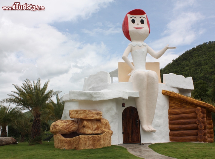 Hotel dei Flintstones Suan Peung Resort Thailandia - Il complesso degli hotel dedicati ai celebre personaggi del cartone animato, firmato Hanna e Barbera, si trova a circa 2 ore e mezza di auto dalla capitale di Bangkok, a sud-ovest della capitale della Thailandia. Altre immagini e maggiori informazioni:  http://bit.ly/GW9TnK