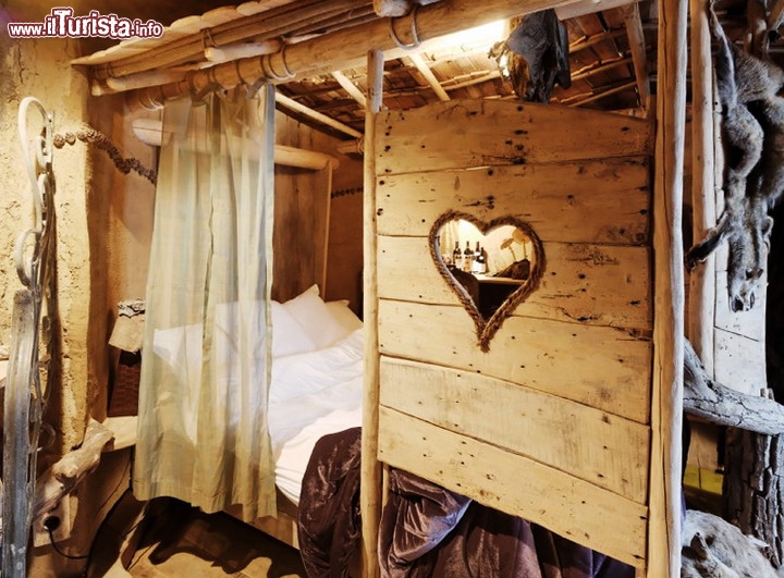 Stanza romantica in legno dentro l'hotel la Ballata degli Gnomi in Belgio - Questo appartamento in legno ha il titolo suggestivo di "Une cabane dans la Forét", ed è una soluzione molto romantica per una coppia in cerca di intimità. Dormire qui ha un costo di 120 euro, prezzo che include anche la prima colazione. Altra stanza per innamorati è sicuramente quella intitolata "Le stelle del Deserto", che costa 10 euro in più per notte, prezzo ripagato grazie all'arredamento spettacolare, a tema sahariano, ed il letto che vi accoglie con cielo trapuntato di stelle.
Ricordiamo che La Balade Des Gnomes si trova a Durbuy, una cittadina storica del sud del Belgio. Qui il sito ufficiale: www.labaladedesgnomes.be/