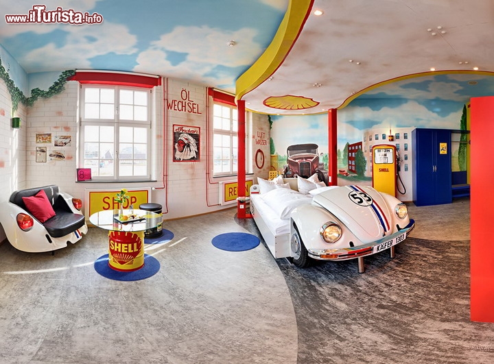 V8 Hotel a Stoccarda, la città dell'autombile in Germania - E' un hotel a 4 stelle completamente dedicato al mondo delle automobili, e tale struttura non poteva non trovarsi a Stoccarda, la città più automobilistica di tutta la Germania: da qui provengono infatti marche come Mercedes-Benz, Maybach e la mitica Porsche, ed importante aziende collegate come Bosch. E' ubicato nei pressi del Motorworld Stuttgart. Una delle camere più amate dell'albergo è questa in fotografia, a tema stazione di servizio,  con alcuni pezzi orginali come il distributore della benzina! E poi c'è il mitico "Herbie" cioè il Maggiolino tutto Matto trasformato in letto matrimoniale! Costa 175 euro per notte. Sito ufficiale:www.v8hotel.de/