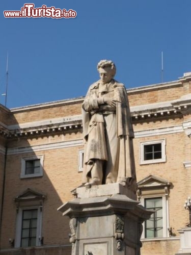 Immagine Statua leopardi recanati