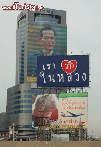 Sulla strada a Bangkok vicino all'aeroporto sotto lo sguardo del Re