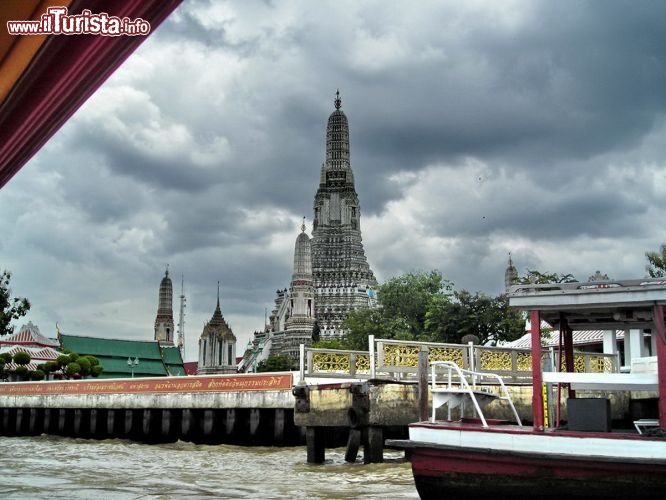 Arrivo a Wat Arun dal fiume di Bangkok