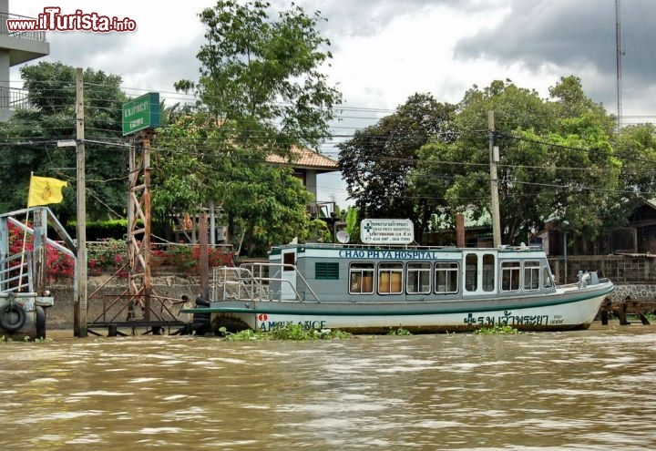 Barca ospedale sul fiume Chao Praya a Bangkok