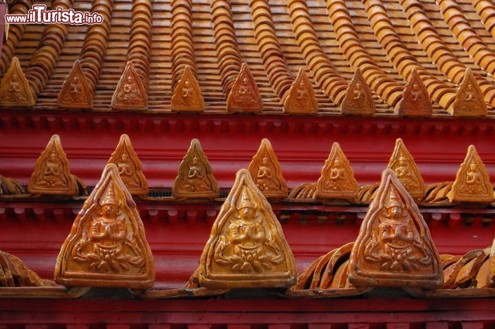 Dettaglio tetto tempio buddhista Bangkok
