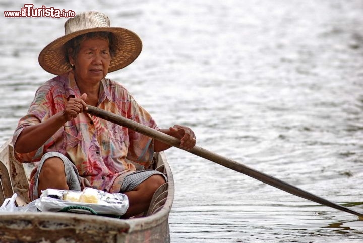 Donna su canoa al Floating Market di Bangkok