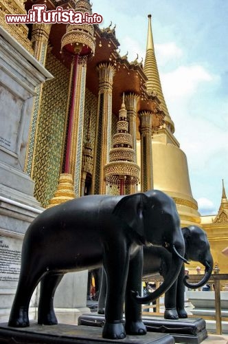 Elefanti nel Wat Phra Kaew Bangkok