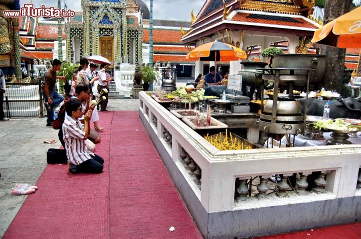 Fedeli in preghiera al Wat Phra Kaew